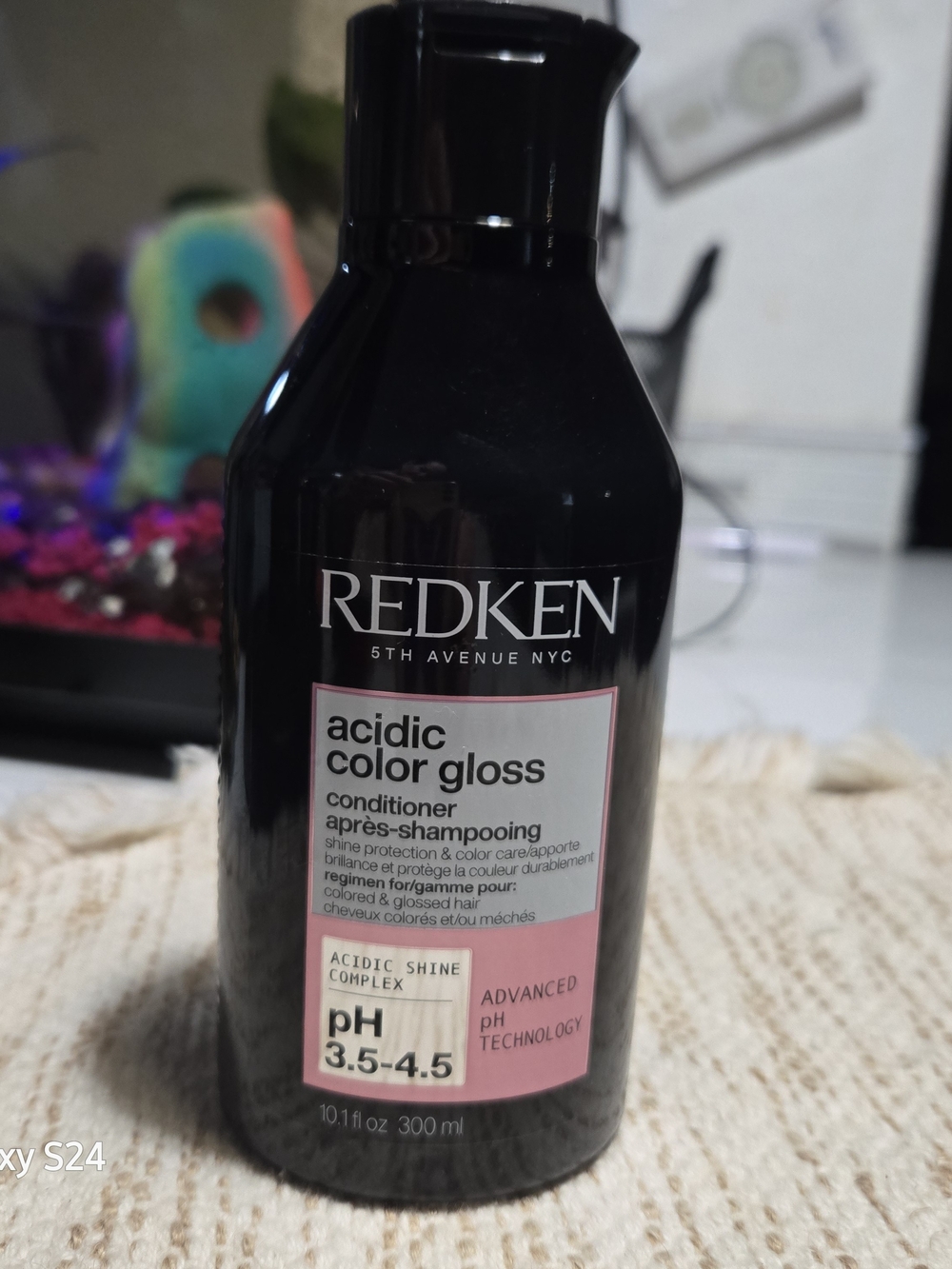 Redken Acidic Color Gloss Conditioner - Black and Pink Bottle